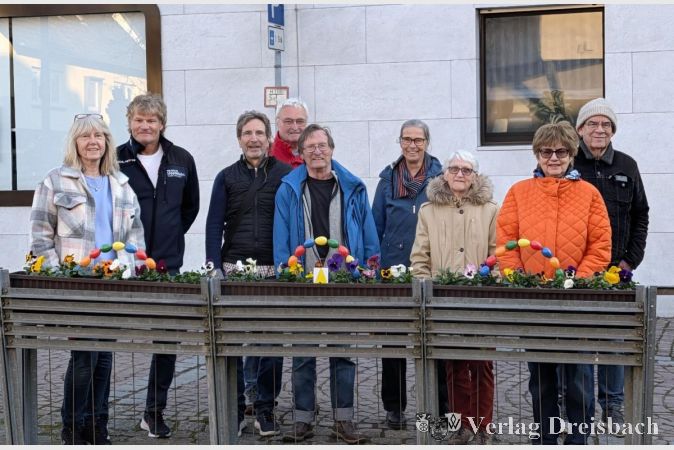 Foto: nab
Ehrenamt im Einsatz: Mitglieder der "Gießer" kümmern sich regelmäßig um die Pflege der Blumenkästen im Ort.