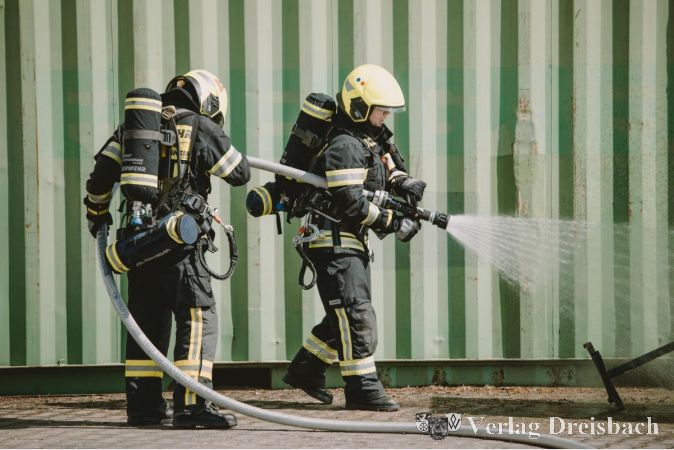 Foto: Markus Schlott
Der praktische Teil bestand aus einer Einsatzübung, bei dem der Umgang mit Gefahrstoffen sowie strukturierte Einsatzabläufe im Mittelpunkt standen.