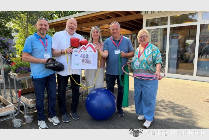 Foto: evim
V.l.n.r.: Strahlende Gesichter über die Sport- und Bewegungsförderung: Andreas Lipp (Schlockerhof), Bernhard Weber und Tina Pfleghar (TVH), Bernhard Schmauch und Monika Winter (Schlockerhof).