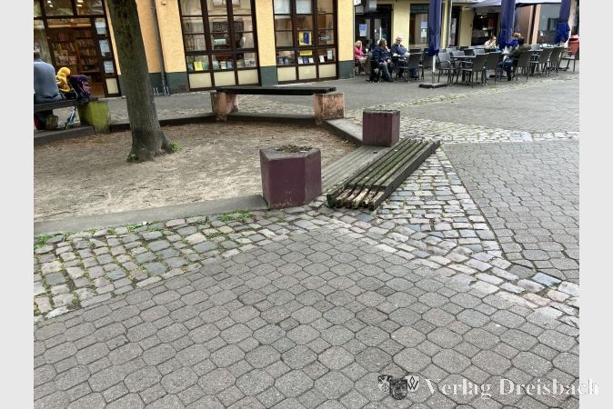 Foto: Stadt Hattersheim
Die Bänke um die Städtepartnerschafts-Linde bieten vorübergehend keine Sitzflächen.