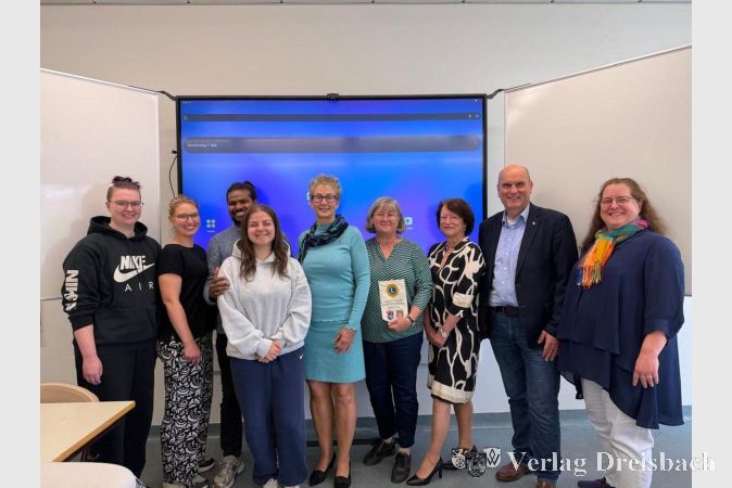 Foto: LC Hattersheim-Kriftel
V.l.n.r.: Vier Studierende der Schule für Physiotherapie, als Vertreterinnen des Lions Club Marion Schulz-Cleve, Anita Loos, Sabine Braun, Uwe Serke, Vorsitzender des Fördervereins des Klinikums Frankfurt Höchst e.V., und Schulleiterin Anke Bettermann in einem der neu ausgestatteten Klassenräume der Schule für Physiotherapie.