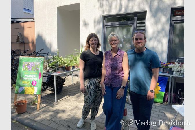 Foto: hl
Die Pflanzentauschbörse der Grünen belebte das Fest. Von links: Friederike Schröder, Daniela Gebert und Stefan Hohmann.