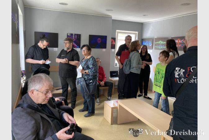 Foto: hl
Schon vor dem offiziellen Start der Vernissage waren viele interessierte Gäste anwesend.