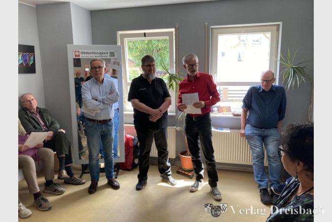 Foto: hl
Patrick Süß vom Fotoclub Flörsheim (im roten Hemd) bei seiner Laudatio. Links daneben Thomas Wiegand (Mitte) und Klaus Störch.
