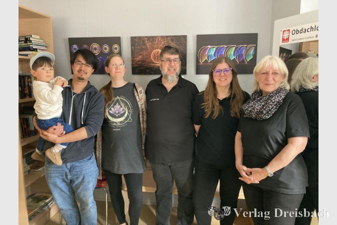 Foto: hl
Die Lightpainter tofraja bei der Ausstellung. Von rechts: Sabine Wiegand, Franziska Wiegand, Thomas Wiegand, Sophia Dang und Bao Dang mit Sohn Finn auf dem Arm.