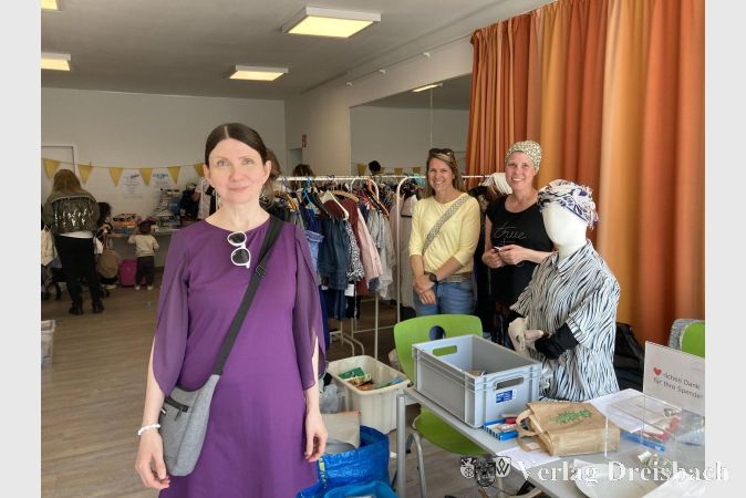 Foto: hl
Viele Menschen besuchten den Umsonstladen. Vorne die Gründerin Ilka Berikhan.