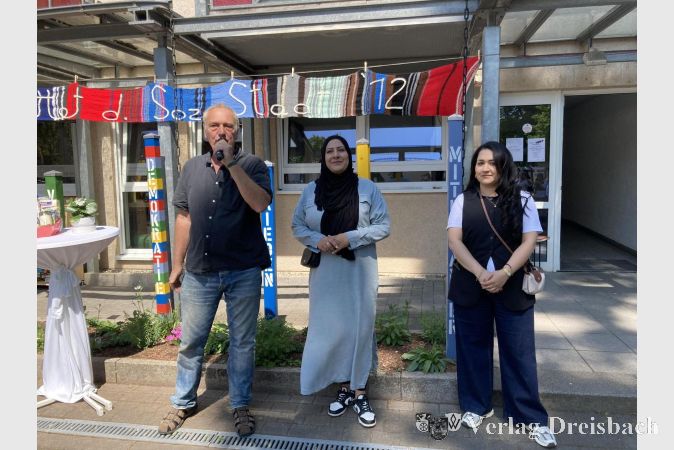 Foto: hl
Eröffnung des Frühlingsfests durch das Team des Stadtteilbüros. Von links: Eberhard Roth, Rabia Malik und Alema Amiri-Samadi. Die Leiterin Christine Pfaff konnte leider nicht am Fest teilnehmen.