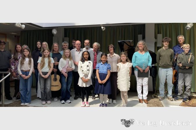 Foto: Gemeinde
Gruppenbild der Lehrerinnen und Lehrer sowie Schülerinnen und Schüler auf der Bühne im Foyer des Rat- und Bürgerhauses.