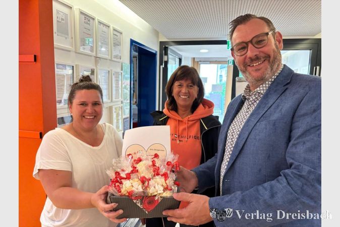 Foto: Gemeinde
Bürgermeister Christian Seitz und Stefani Petermann (Mitte) in der Kita Obstgärtchen.