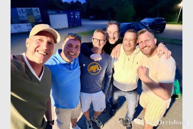 Foto: KTC
Glückliche Herren 40 II nach abgewendetem Fehlstart. V.l.n.r.: Götz Posner, Nik Kunz, Tom Fischer, Michael Seibel, Thorsten Pollmeier und Bastian Steinbach.