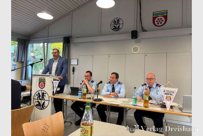 Foto: Gemeinde
V.l.n.r.: Bürgermeister Christian Seitz und die Wehrführung mit Daniel Postel (Stellvertreter), Gemeindebrandinspektor Rachid Maach und Uwe Zimmermann (Stellvertreter).