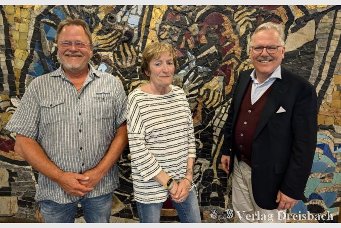 Foto: gus
Bürgermeister Bernd Blisch (r.) durfte Marianne Buch zur Wiederwahl als Ortsvorstherin für Keramag/Falkenberg gratulieren, ebenso Uwe Mätzke zur Wahl als Stellvertreter.