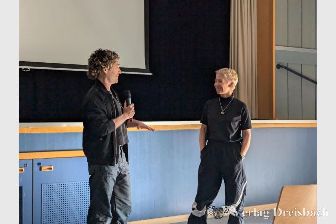 Foto: mpk
WAVA-Co-Gründer Ben Livne Weitzman und Alona Rodeh bei der Erläuterung der virtuellen Kunstinstallation im Haus der Vereine.