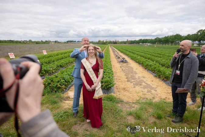 Foto: Marketinggesellschaft Gutes aus Hessen (MGH)/Jonas Reuter
Der hessische Landwirtschaftsminister Ingmar Jung krönt Marleen I. zur hessischen Erdbeerköniging 2026