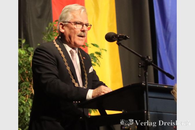 Foto: gus
Bei der nächsten Präsentation des Flörsheimer Haushaltsplans muss Bürgermeister Bernd Blisch zwar nicht die Amtskette anlegen, damit seine Zahlen Gewicht haben. Ohne absehbare Mehrheit kann er sich aber auch vorstellen, lediglich die Fraktionen in einen längeren Austausch über Einsparungen und Einnahmesteigerungen zu schicken.