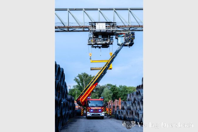 Foto: S. T. Baum/Feuerwehren Hattersheim
Feuerwehrkräfte versorgten einen unter Schock stehenden Kranführer und retteten ihn über die Drehleiter.