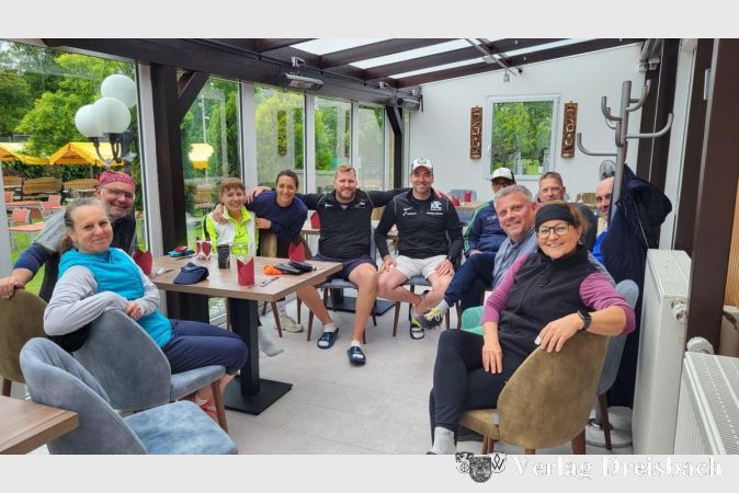 Foto: KTC
Die Teilnehmer*innen des Doppelturniers waren trotz Platzregen gut gelaunt.