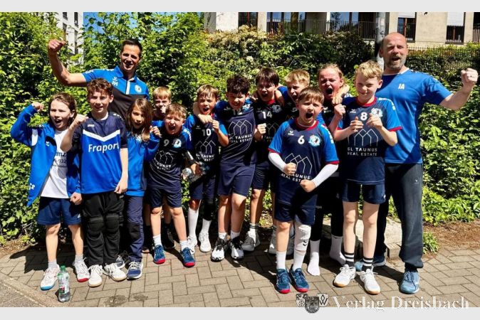 Foto: HSG
Jubel bei der Zweiten Mannschaft der HoWi-D-Jugend nach der souveränen Qualifikation für die Bezirksliga.