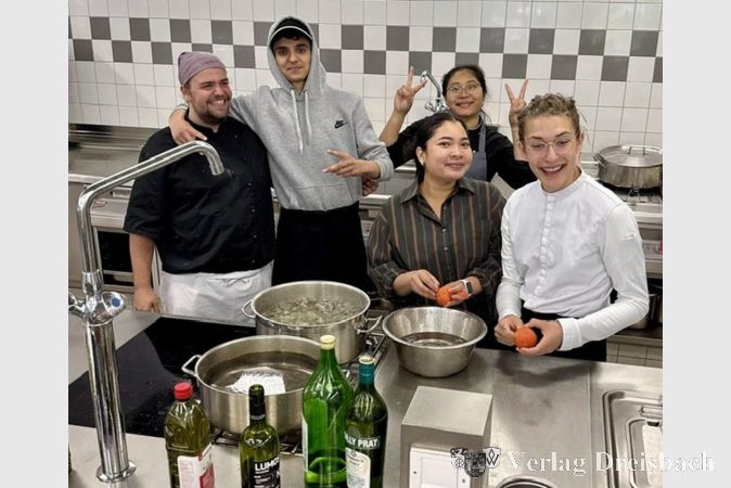 Foto: KAS
Die Hattersheimer Achtklässlerinnen und Achtklässler der Küche.