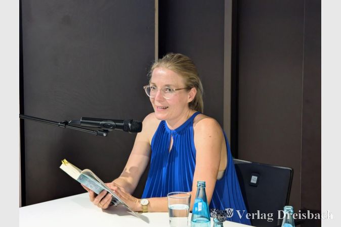 Archivbild: mpk
Die Autorin Deike Wichmann bei einer Lesung 2024 im Hattersheimer Stadtmuseum.