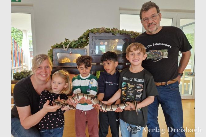 Foto: privat
Behutsam halten die Kinder eine Königspython in den Händen.