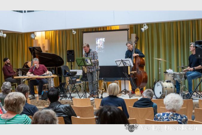 Foto: Horst Raab_FFC
Axel Grote und seine Band präsentierten gemeinsam mit Rezitator Alexander Gelhausen den „Nachtzug nach Lissabon“.