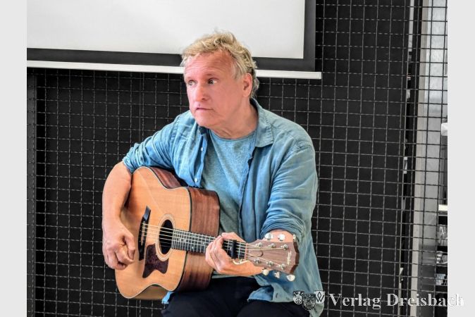 Foto: mpk
Michael Zachcial, als Mitglied der Gruppe „Die Grenzgänger“ kein Unbekannter in Hattersheim, bereicherte die Lesung musikalisch auf höchst passende Art und Weise.