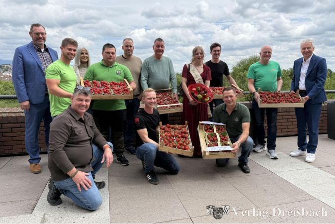 Foto: MTK-Pressestelle
Besuch der Erdbeerbauern im Landratsamt. Zu Gast bei Landrat Michael Cyriax (re.) waren unter anderem auch die Hessische Erdbeerkönigin Marleen I. (4. v. r.) und Kriftels Bürgermeister Christian Seitz (li.)