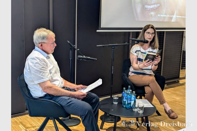 Foto: mpk
Die Erste Stadträtin Heike Seibert und Stadtverordnetenvorsteher Georg Reuter lasen gemeinsam aus „Fahrenheit 451“ von Ray Bradbury.