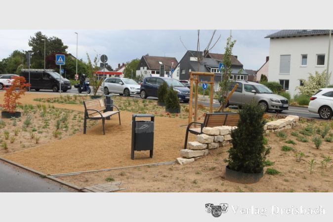 Foto: gus
Auf der Sitzgruppe wird sich das Verweilen noch länger ziemlich ungeschützt direkt neben der viel befahrenen Straße wenig heimelig gestalten.
