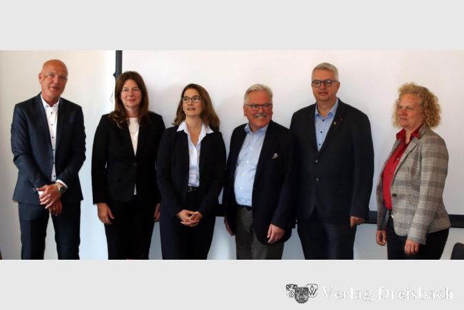 Foto: gus
Sechs Fluglärmkommissionsmitglieder, die entschlossen sind, den mit dem geplanten künftigen Betriebskonzept des Frankfurter Flughafens absehbaren Lärmanstieg nicht hinzunehmen: Flörsheims Bürgermeister Bernd Blisch (3.v.r.) traf sich im Magistratssaal der Stadt mit den Kolleginnen und Kollegen (v. l.) Daniel Philipp (Hofheim), Christiane Hinninger (Wiiesbaden), Heike Seibert (Hattersheim), Dirk Westedt (Hochheim) und Janina Steinkrüger (Mainz).