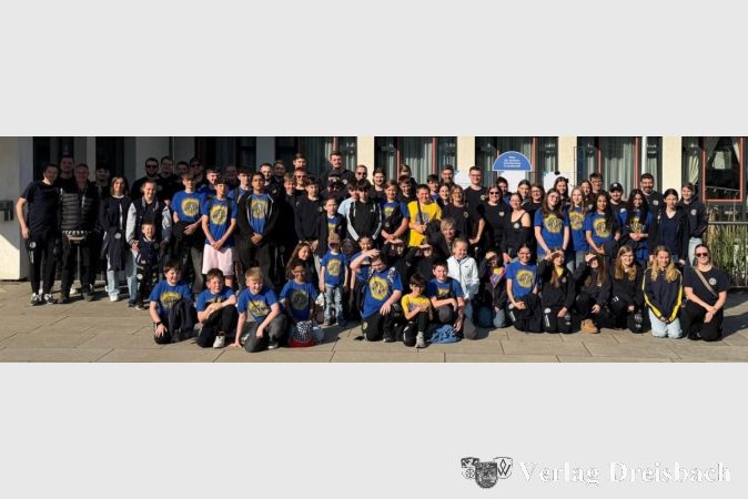 Foto: vb
Eine große Gruppe Handballer der HSG MainHandball schloss die Runde mit dem gemeinsamen Besuch eines Zweitligaheimspiels des TV Großwallstadt ab.