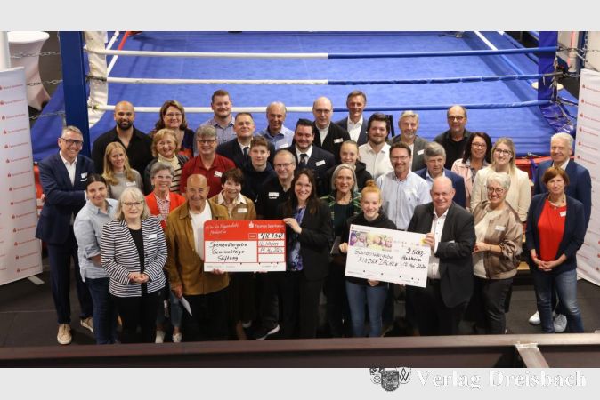 Foto: Taunus Sparkasse
Landrat Michael Cyriax, Verwaltungsratsvorsitzender der Taunus Sparkasse (ganz rechts), und Markus Franz, Mitglied des Vorstands der Taunus Sparkasse (ganz links), übergeben Spenden der Gemeinnützigen Stiftung an Vereine aus dem Main-Taunus-Kreis.