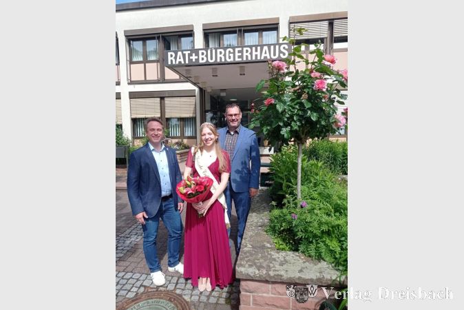 Foto: Gemeinde
Begrüßung von Erdbeerkönigin Marleen I.im Rat- und Bürgerhaus.