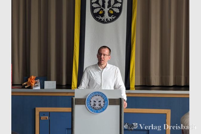 Foto: mpk
Dr. Andreas Weber überbrachte Glückwünsche von der Freiwilligen Feuerwehr Okriftel.