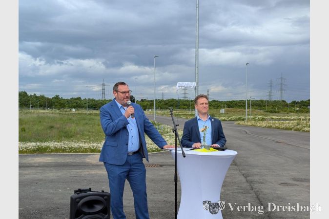 Foto: mpk
Bürgermeister Christian Seitz (links) und der Erste Beigeordnete Martin Mohr hießen die Gäste zur feierlichen Einweihung der Straßenschilder im "Krifteler Wäldchen" herzlich willkommen.