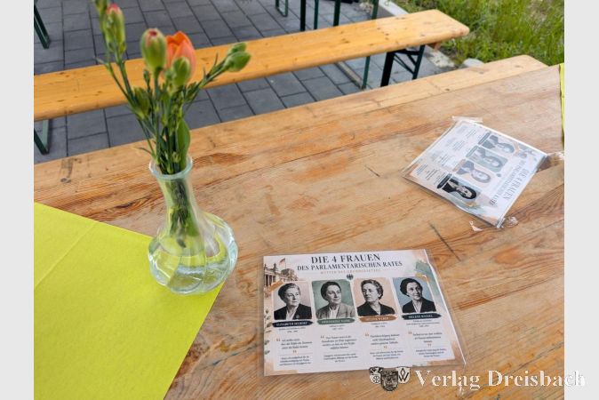Foto: mpk
Die Tische, die zum anschließenden geselligen Beisammensein mit Bratwürsten und kühlen Getränken aufgestellt worden waren, waren mit laminierten Infotafeln zu den vier Müttern des Grundgesetzes versehen.