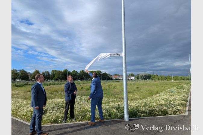 Foto: mpk
Enthüllung im zweiten Anlauf: Nachdem zunächst der Faden gerissen war, legte Bürgermeister Christian Seitz direkt Hand an und erlaubte den Blick auf das Straßenschild "Helene-Wessel-Weg".