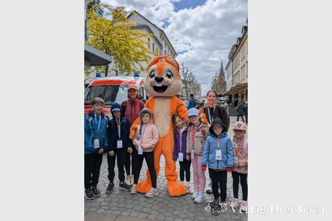 Foto: DJK
Bei der Begegnung mit Freddy, dem Maskottchen des Landeskinderturnfestes, wurden viele Fotos geschossen.