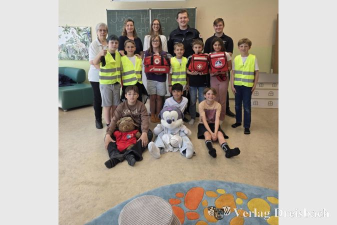 Foto: DRK Main-Taunus
Die Schülerinnen und Schüler der „Rotkreuz- und Katastrophenschutz-AG“ der Lindenschule Kriftel bekommen einen Sanitätsrucksack überreicht.
