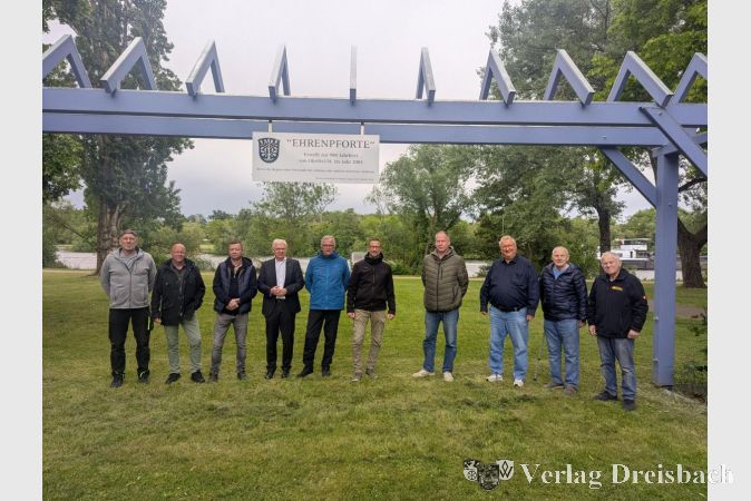 Foto: mpk
Die Helferschar versammelte sich unter der erneuerten Ehrenpforte am Mainufer.