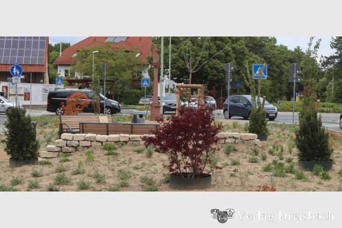 Foto: gus
Die Sitzgruppe inmitten der neu gestalteten Grünanlage am Wickerer Kreisel ist umringt von jungen Bäumen, die irgendwann einmal groß genug sein könnten, um die Bänke und die Menschen darauf vor der Sonne zu schützen. Bis dahin, findet die FDP im Ortsbeirat, sollten in den Bereich im Sommer Sonnensegel für der Einstrahlung schützen.