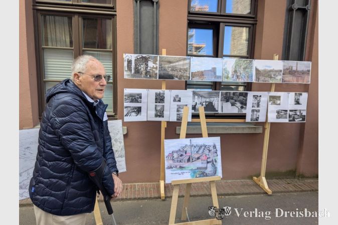 Foto: mpk
Bernd Caspari vor der Bilderausstellung, die zur Illustration seines Vortrags diente.