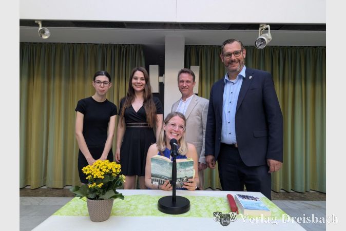 Foto: mpk
V.l.n.r.: Pianistin Michaela Miletic, ihre Lehrerin Carolin Hacker, Autorin Deike Wichmann, der Erste Beigeordnete Martin Mohr und Bürgermeister Christian Seitz.