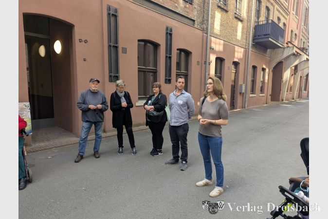 Foto: mpk
Die Erste Stadträtin Heike Seibert (rechts) dankte Bernd Caspari für dessen Engagement und begrüßte die Gäste.