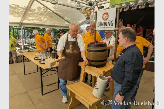 Foto: mpk
Bürgermeister Klaus Schindling beim Fassanstich am Samstagnachmittag.