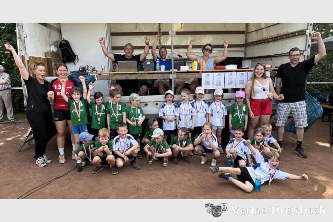 Foto: TuS Kriftel
Jubel der Handball-Kids mit dem Kampfgericht.