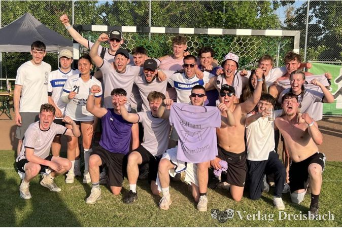 Foto: TuS Kriftel
Jubel-Traube: "Ajax Dauerstramm" holt den Schobbe-Cup.