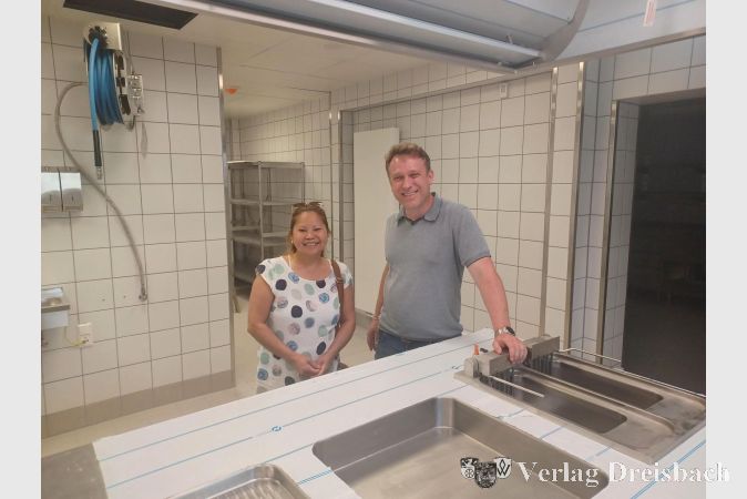 Foto: Gemeinde
Gastronomin Sukany Müller und der Erste Beigeordnete Martin Mohr in der neuen Küche des Restaurants Schwarzbachhallen.