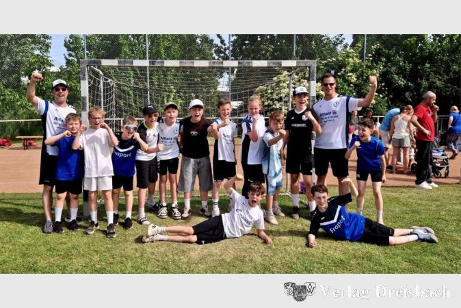 Foto: HSG
Große Freude bei der Handball-D-Jugend der HSG Hochheim/Wicker über den Sieg beim Pfingstturnier in Kriftel.